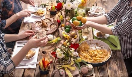 праздничный стол, пасхальные яйца, итальянская пасха, разная еда на столе